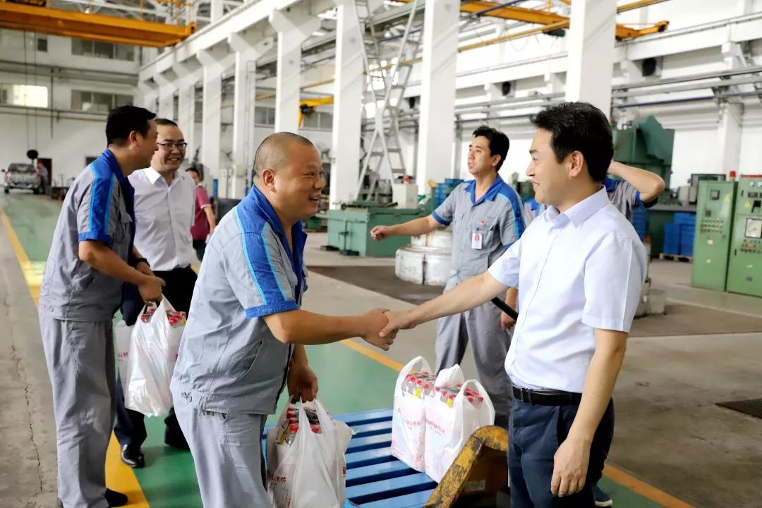 秦少波一行慰問重慶機床集團一線職工 秦少波一行慰問重慶機床集團一線職工