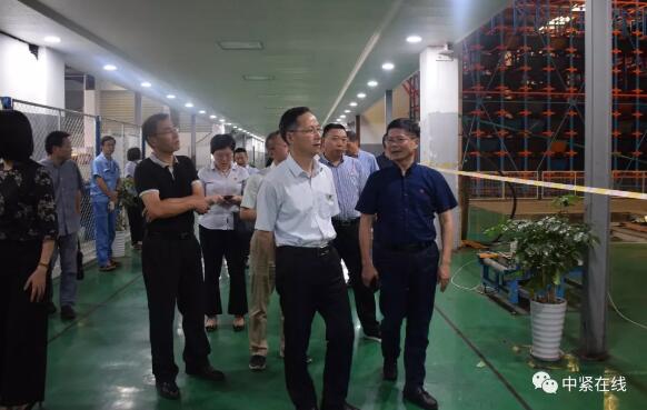 嘉興市商務局李泉明(中),浙江鼎盛緊固件有限公司董事長陳正良(右) 嘉興市商務局李泉明(中),浙江鼎盛緊固件有限公司董事長陳正良(右)