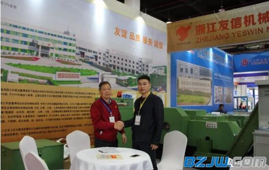 浙江友信機械總經理丘博義(左)與樂清市協會會長企業現場簽訂合同 浙江友信機械總經理丘博義(左)與樂清市協會會長企業現場簽訂合同