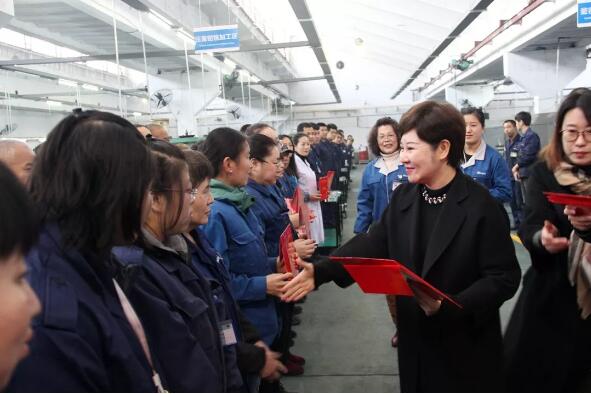 丹東市總工會送溫暖給克隆集團的奮斗者們 丹東市總工會送溫暖給克隆集團的奮斗者們