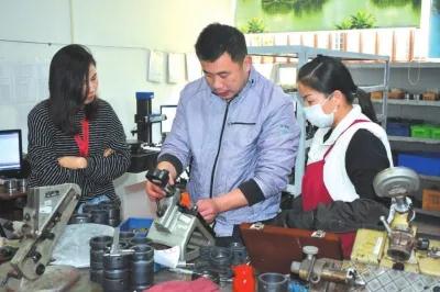 福南軸承技術人員正在檢測產品性能。 福南軸承技術人員正在檢測產品性能。