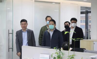 林總攜楊總參觀公司環境 林總攜楊總參觀公司環境