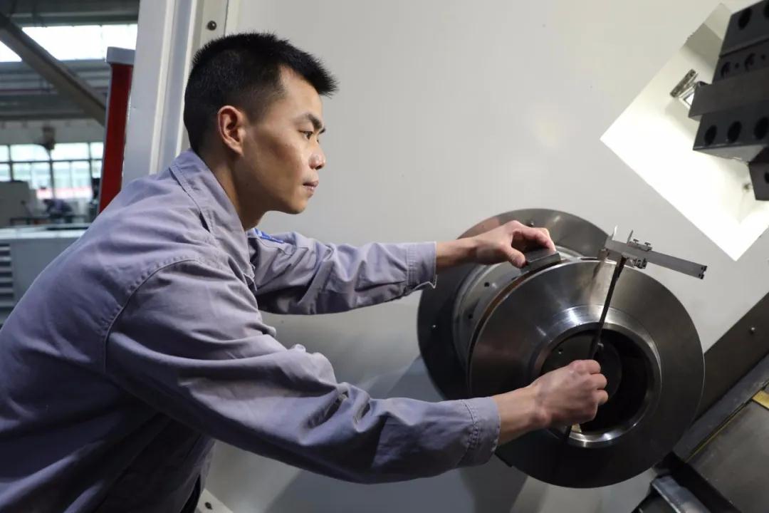 ·機加中心車工李果榮獲機電集團首席技師獎 ·機加中心車工李果榮獲機電集團首席技師獎