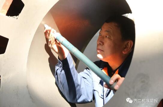 齊二機床:吳作國當選全國勞動模范在京接受表彰 齊二機床:吳作國當選全國勞動模范在京接受表彰