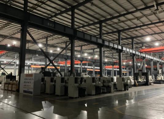 深夜仍舊燈火通明的車間 深夜仍舊燈火通明的車間