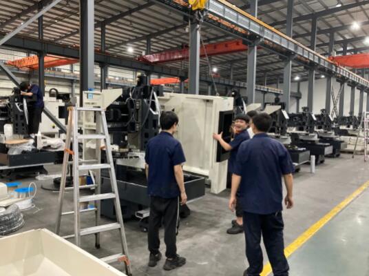 深夜忙碌的裝配工人 深夜忙碌的裝配工人
