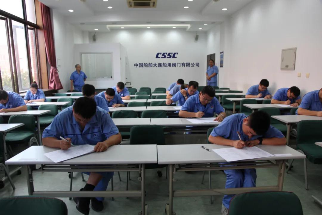參加技術序列職務評聘人員進行筆試 參加技術序列職務評聘人員進行筆試