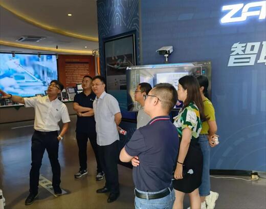 武漢華中數控股份有限公司教育事業部常務副總寧柯作講解 武漢華中數控股份有限公司教育事業部常務副總寧柯作講解