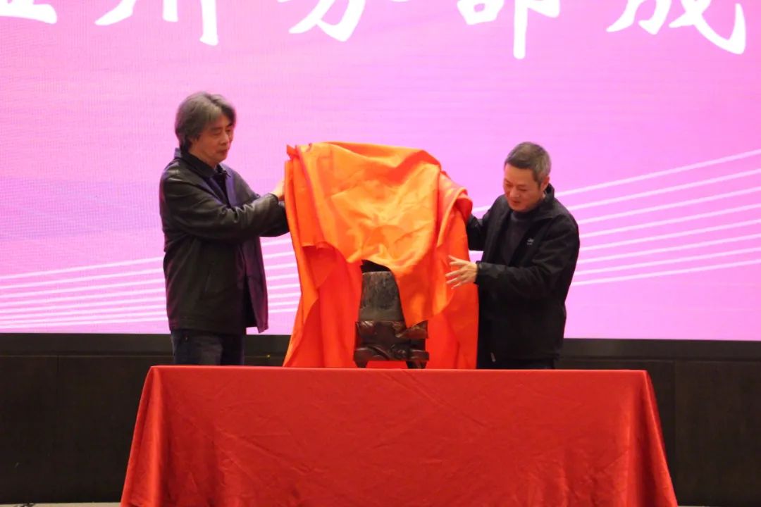 嘉善分部副主席王叔平為姜勇秘書長贈禮 嘉善分部副主席王叔平為姜勇秘書長贈禮