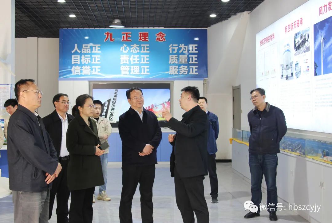 上圖為參觀領導在軸研院運營中心觀看科研成果展覽,陳建民(中)、韓建敏(左一)、郭金杰(右二) 上圖為參觀領導在軸研院運營中心觀看科研成果展覽,陳建民(中)、韓建敏(左一)、郭金杰(右二)