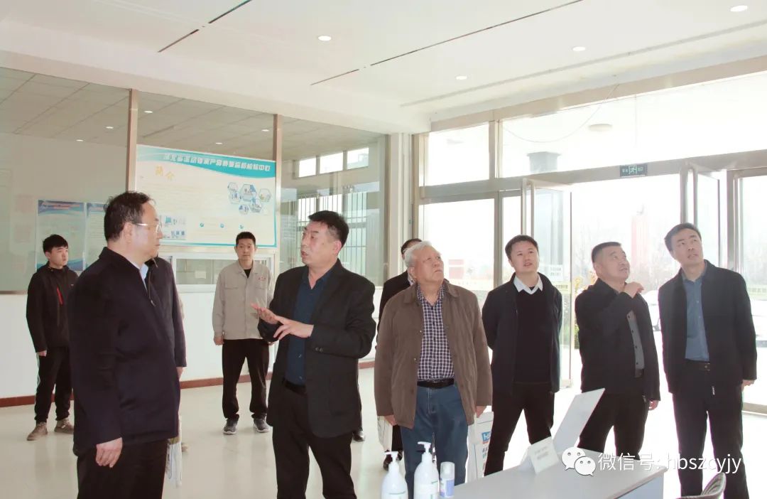 上圖為院長郭金杰介紹河北軸研院的發展歷程,陳建民(左一)、郭金杰(左二) 上圖為院長郭金杰介紹河北軸研院的發展歷程,陳建民(左一)、郭金杰(左二)