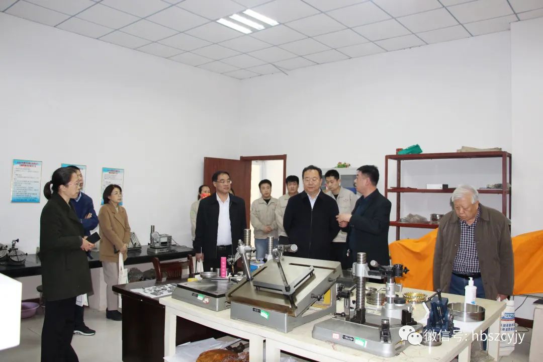 上圖為陳建民(右四)、郭金杰(右二)在院精密儀器檢測室 上圖為陳建民(右四)、郭金杰(右二)在院精密儀器檢測室