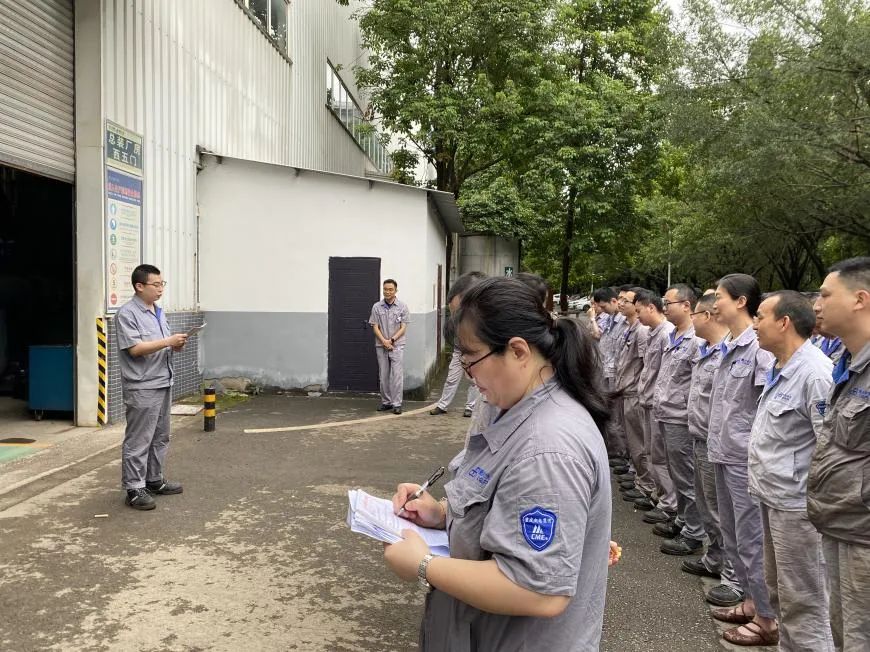 5S先進代表冉敬浩、張昌建依次作交流發言 5S先進代表冉敬浩、張昌建依次作交流發言