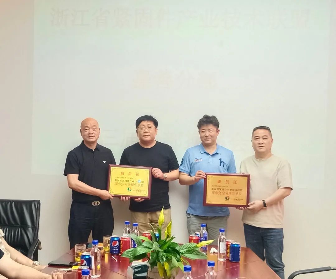 聯盟秘書長陳冠達(左一)、分部主席錢勇儉(右一)為新加盟成員授牌 聯盟秘書長陳冠達(左一)、分部主席錢勇儉(右一)為新加盟成員授牌