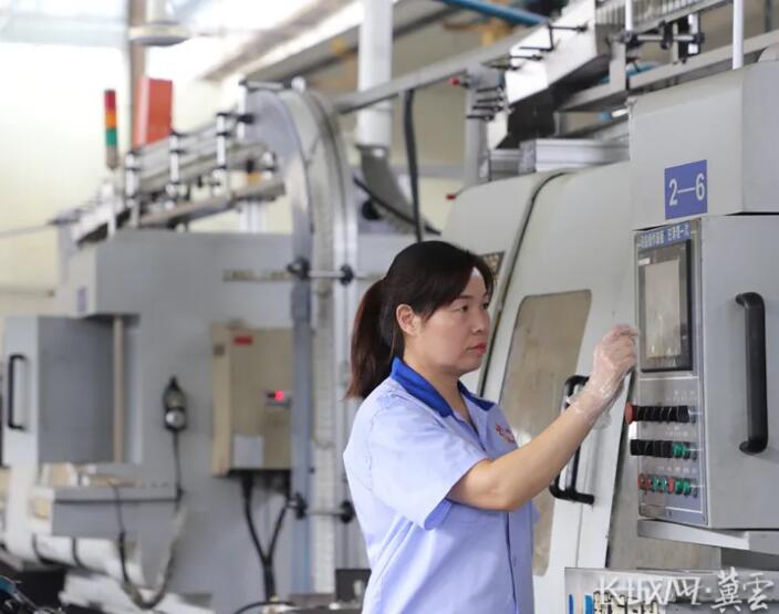 在臨西縣軸承工業園區的一家軸承企業生產車間,工人正在監測自動化軸承數控磨床運行情況。 在臨西縣軸承工業園區的一家軸承企業生產車間,工人正在監測自動化軸承數控磨床運行情況。