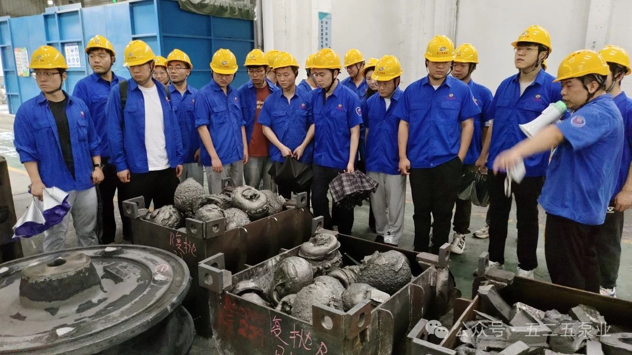 圖為:新入職員工到生產一線實地觀摩學習 圖為:新入職員工到生產一線實地觀摩學習