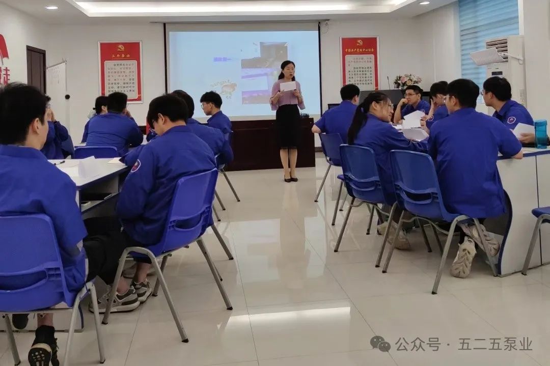 圖為:湖北文理學院何教授為新員工講授職業素養與商務禮儀 圖為:湖北文理學院何教授為新員工講授職業素養與商務禮儀