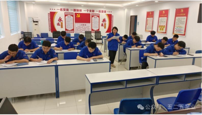 圖為:新員工和師傅簽訂師徒協議、和公司簽訂見習協議 圖為:新員工和師傅簽訂師徒協議、和公司簽訂見習協議