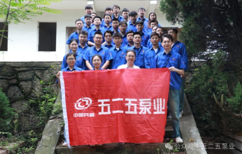 圖為:公司副總經理吳志宏在東方老廠區為新入職員工講解公司發展歷程 圖為:公司副總經理吳志宏在東方老廠區為新入職員工講解公司發展歷程