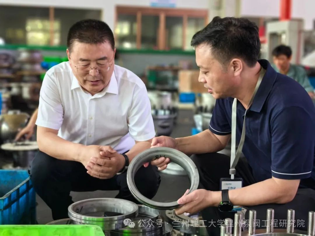 溫州市特種泵閥材料重點實驗室主任曹馳深入企業車間開展產學研合作。 溫州市特種泵閥材料重點實驗室主任曹馳深入企業車間開展產學研合作。
