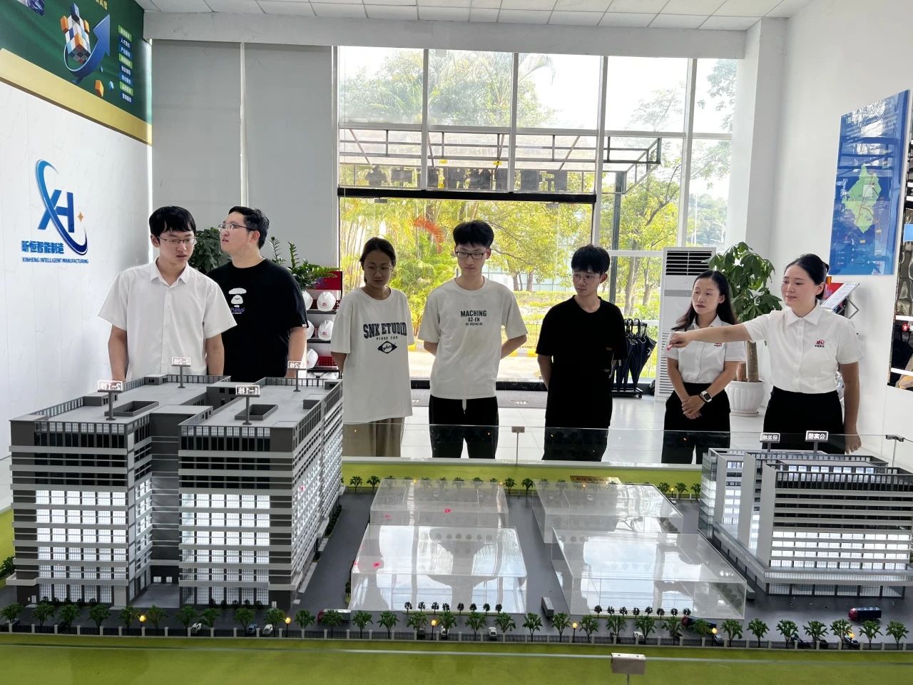 清華大學航天航空學院同學走進昕恒泵業開展生產實習 清華大學航天航空學院同學走進昕恒泵業開展生產實習