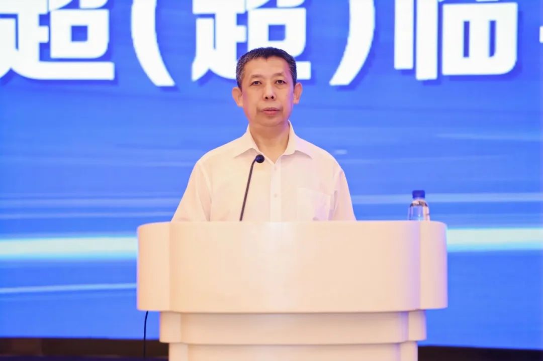 哈電閥門黨委書記、董事長謝敬東主持會議。 哈電閥門黨委書記、董事長謝敬東主持會議。