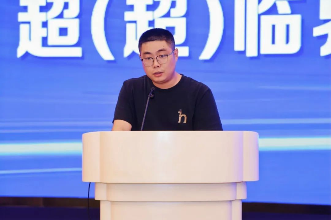 江蘇華電句容發電有限公司設備部黨支部書記尤鐘亮代表句容、彬長、長興等3家單位分享超(超)臨界火電機組關鍵閥門工程應用實踐經驗和成果。 江蘇華電句容發電有限公司設備部黨支部書記尤鐘亮代表句容、彬長、長興等3家單位分享超(超)臨界火電機組關鍵閥門工程應用實踐經驗和成果。